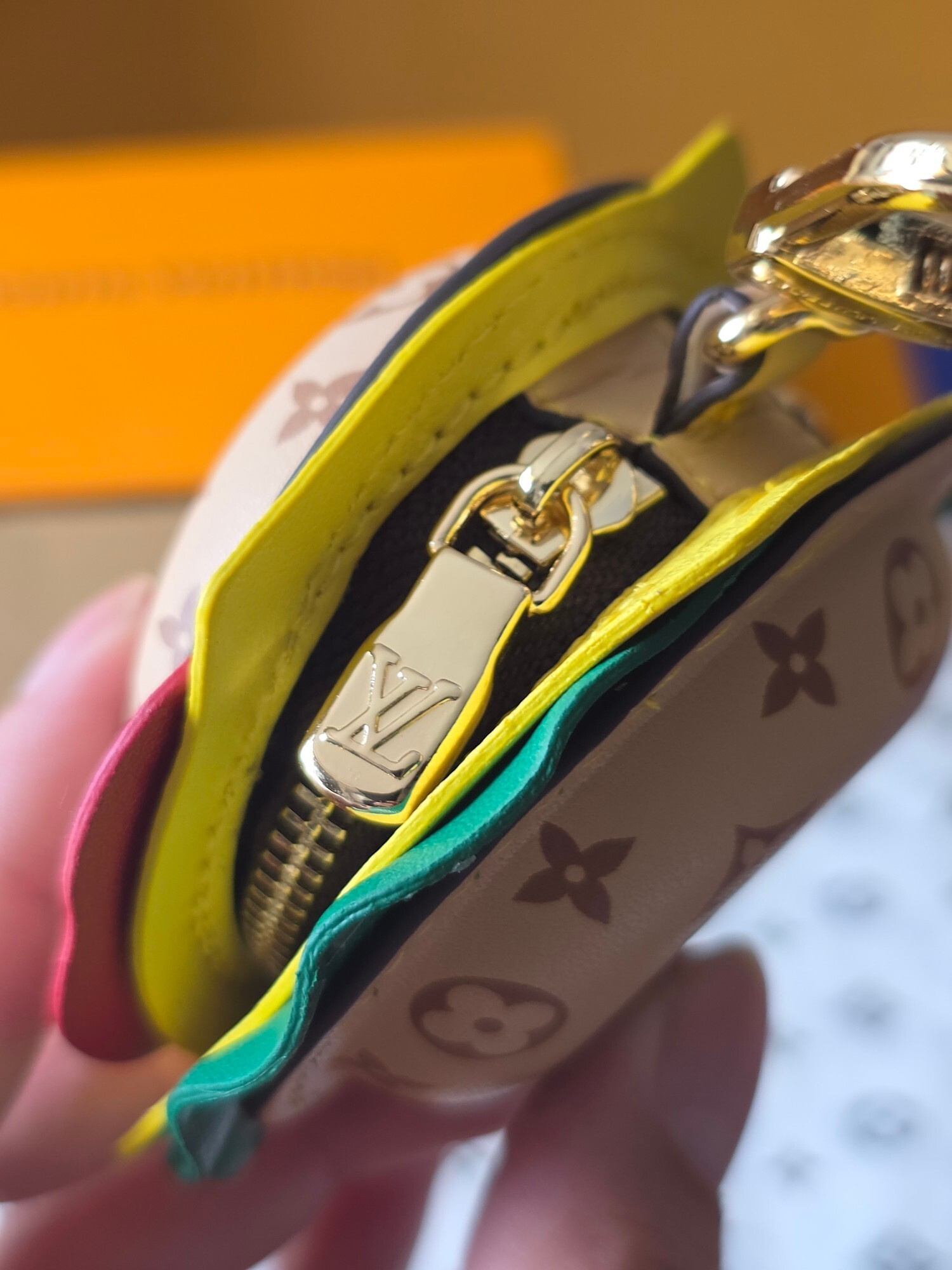 ルイ・ヴィトン「M ハンバーガーバッグチェーン」 モノグラム老花 × カラフルな皮革コントラスト / 二重用途デザイン & LV金属フック付き / 10.5 x 9 x 6 cm