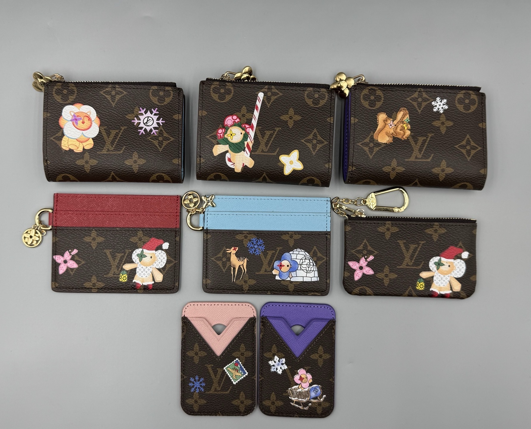 ルイ・ヴィトン「クリスマスエディション ROSALIE カードケース」 モノグラムY字帆布 × ライトブルー皮革 / Vivienneシェイププレススタッド & 限定イラスト / 11 x 8 x 2.5 cm