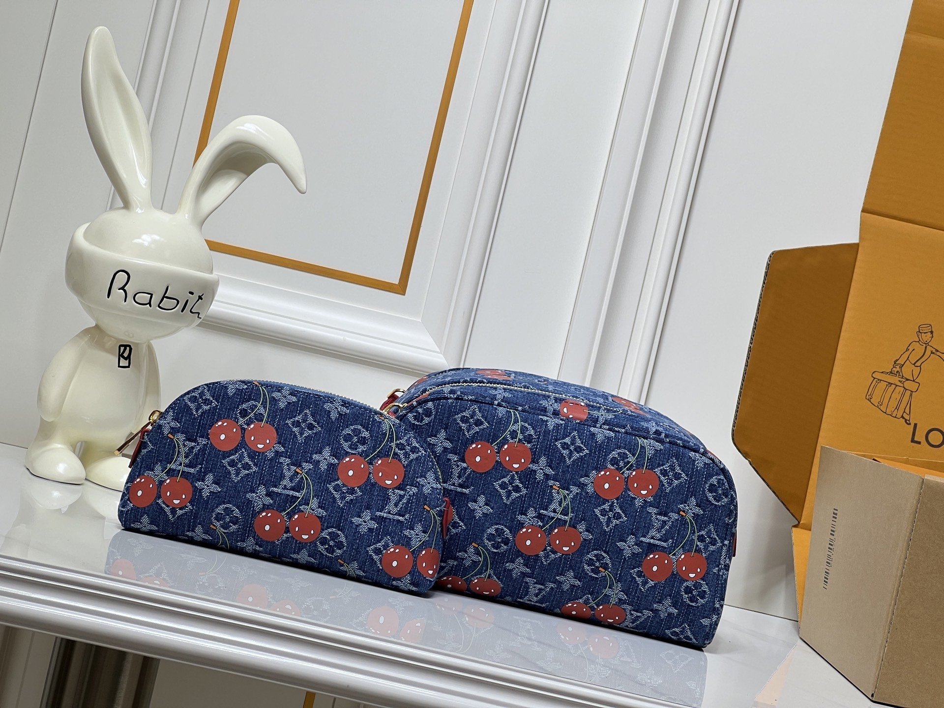 LV 村上隆デザイン デニムチェリー モノグラムエクリプス帆布 Dopp Kit 洗面袋  （村上隆コラボレーション / モノグラムエクリプス帆布仕様 / 旅行収納に最適なコンパクトデザイン）