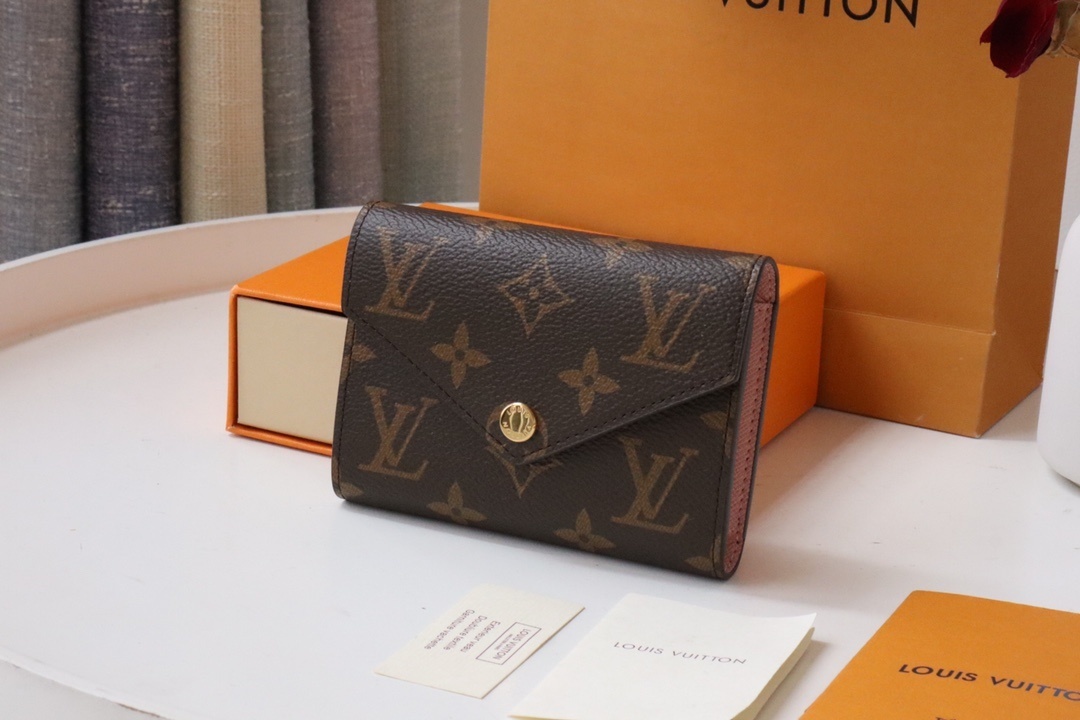 LV モノグラム帆布 ヴィクトリン財布 GI2345 （モノグラム帆布使用 / カラフルレザー内張り / 柔美デザインと実用性を両立したコンパクト財布）
