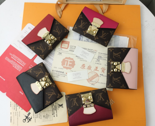 LV パラス ショート財布  （モノグラム帆布×カラフル小牛皮コンビネーション / ゴールドS字ロックフック装飾 / 伝統トランク要素を継承したコンパクトデザイン）