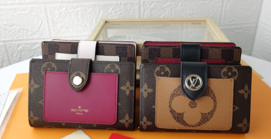 LV ジュリエット財布  （クラシックモノグラム帆布×牛革フロントポケット&内張り / コンパクト構造とブランドロゴ彫刻プレスボタンを備えた実用財布）