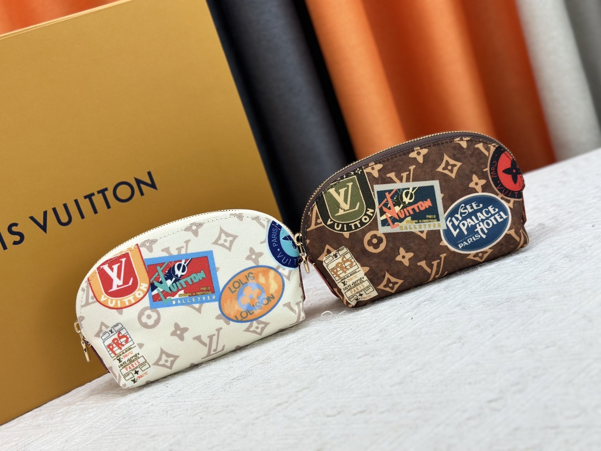 LV ポシェット コスメティーク （モノグラム帆布製 / 円形袋身×平面袋底デザイン / 手袋にすっきり収納できるコンパクト化粧バッグ）