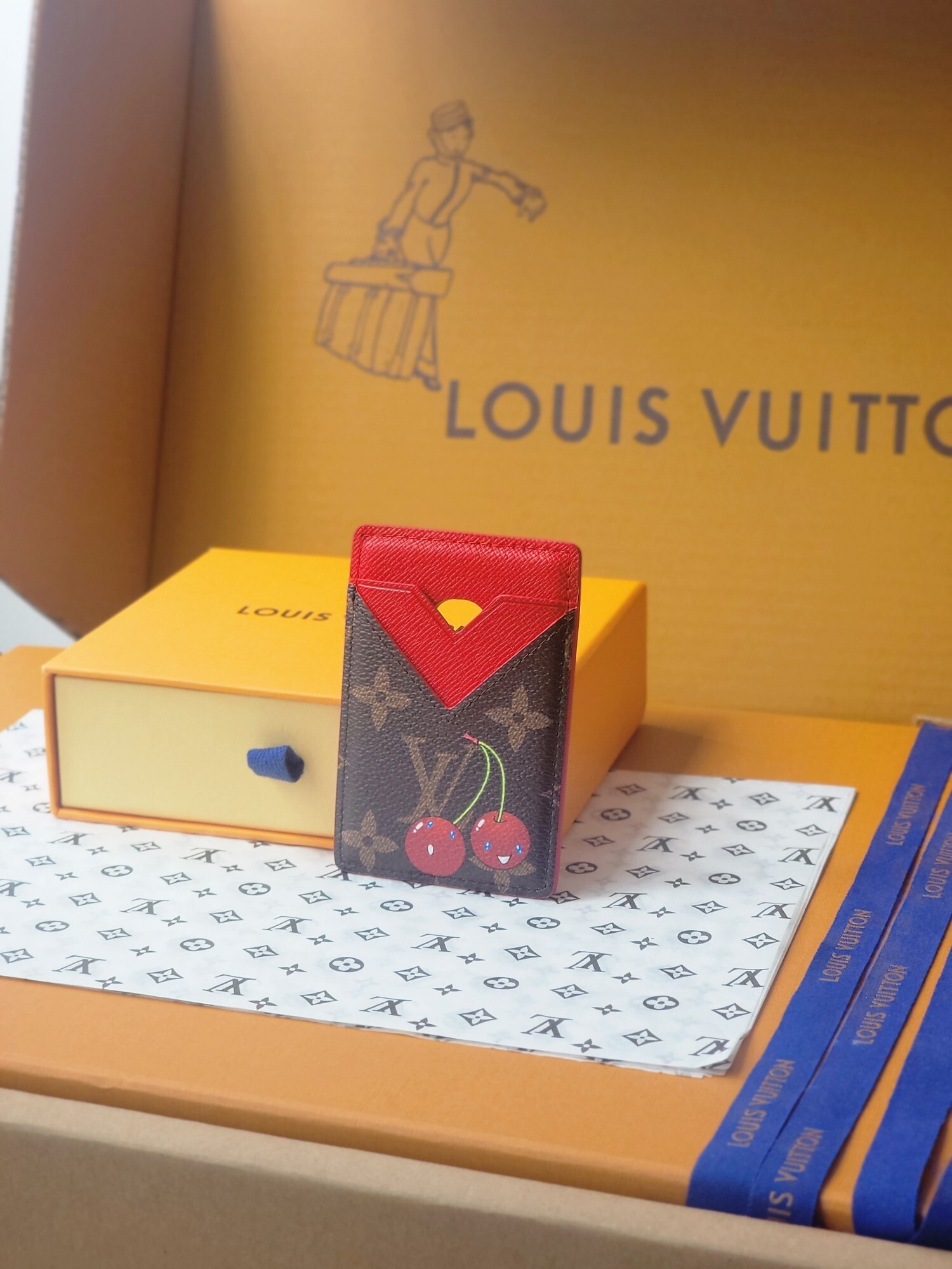 LV マグネット カードケース （ルイ・ヴィトン×村上隆 復刻コレクション / モノグラムコーティングキャンバス×チェリーパターン / 内蔵磁性設計でMagSafe対応スマートフォンを吸着）