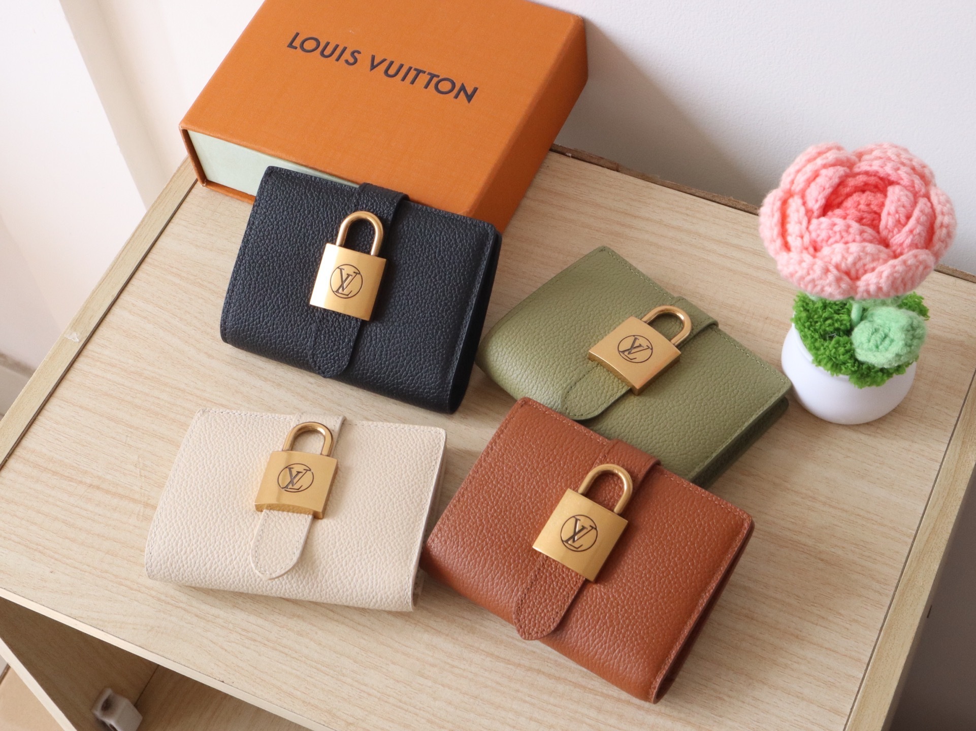 LV ポルトフォイユ ロッキー コンパクト 財布 （ブラウン）/ （ブラック） （全皮シリーズ / ミニマリズムデザイン×メゾン伝統工芸 / 古風金鎖付き滑らかカーフスキン財布）