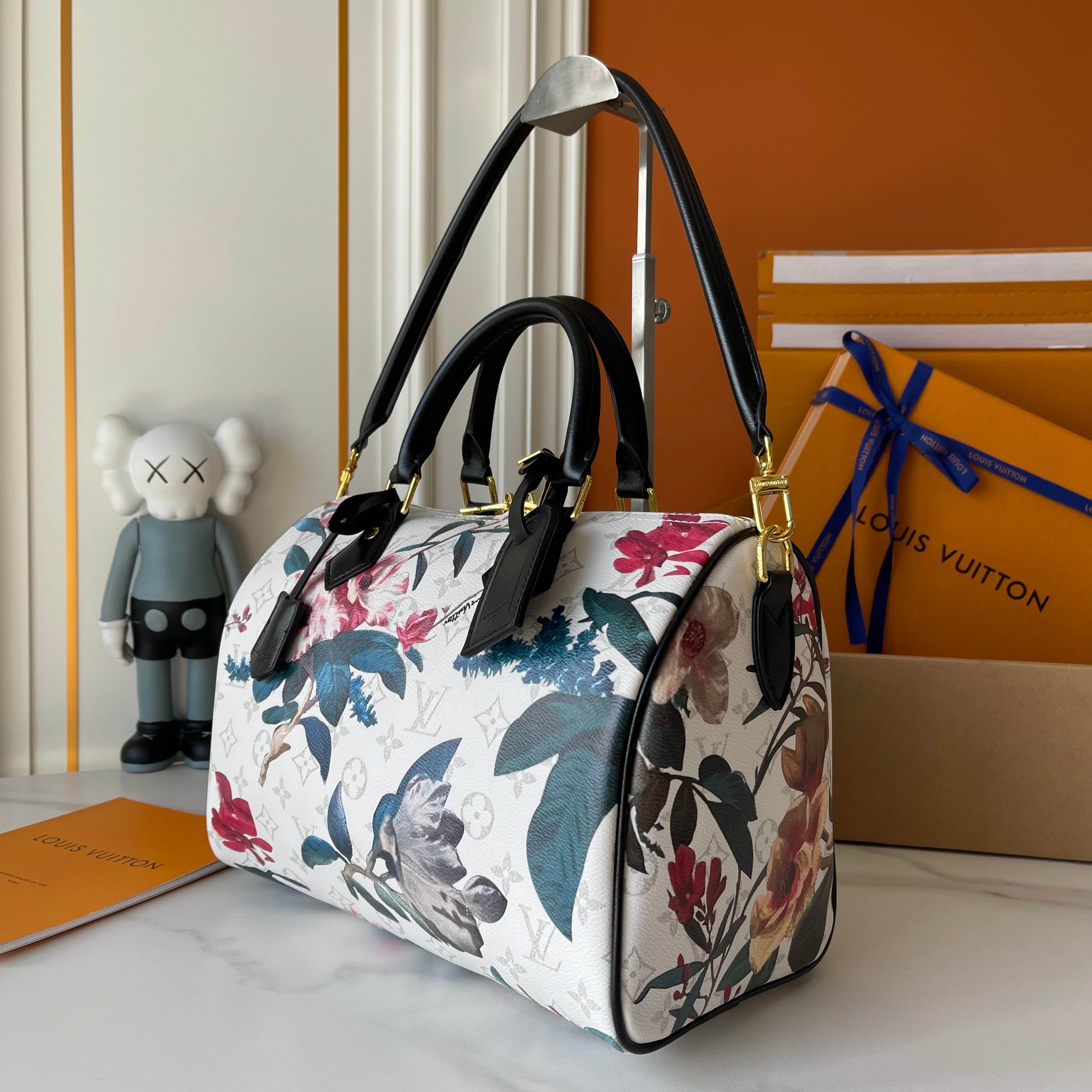 LV スピーディー ソフト 30 ランウェイモデル  （LV トラベルズ・ウィズ・グレース・コーディントン シリーズ / 濃厚カラーカーフスキン×ユーモラス浮き彫りエンボス / グレース・コーディントン手書きネームプレート付き）