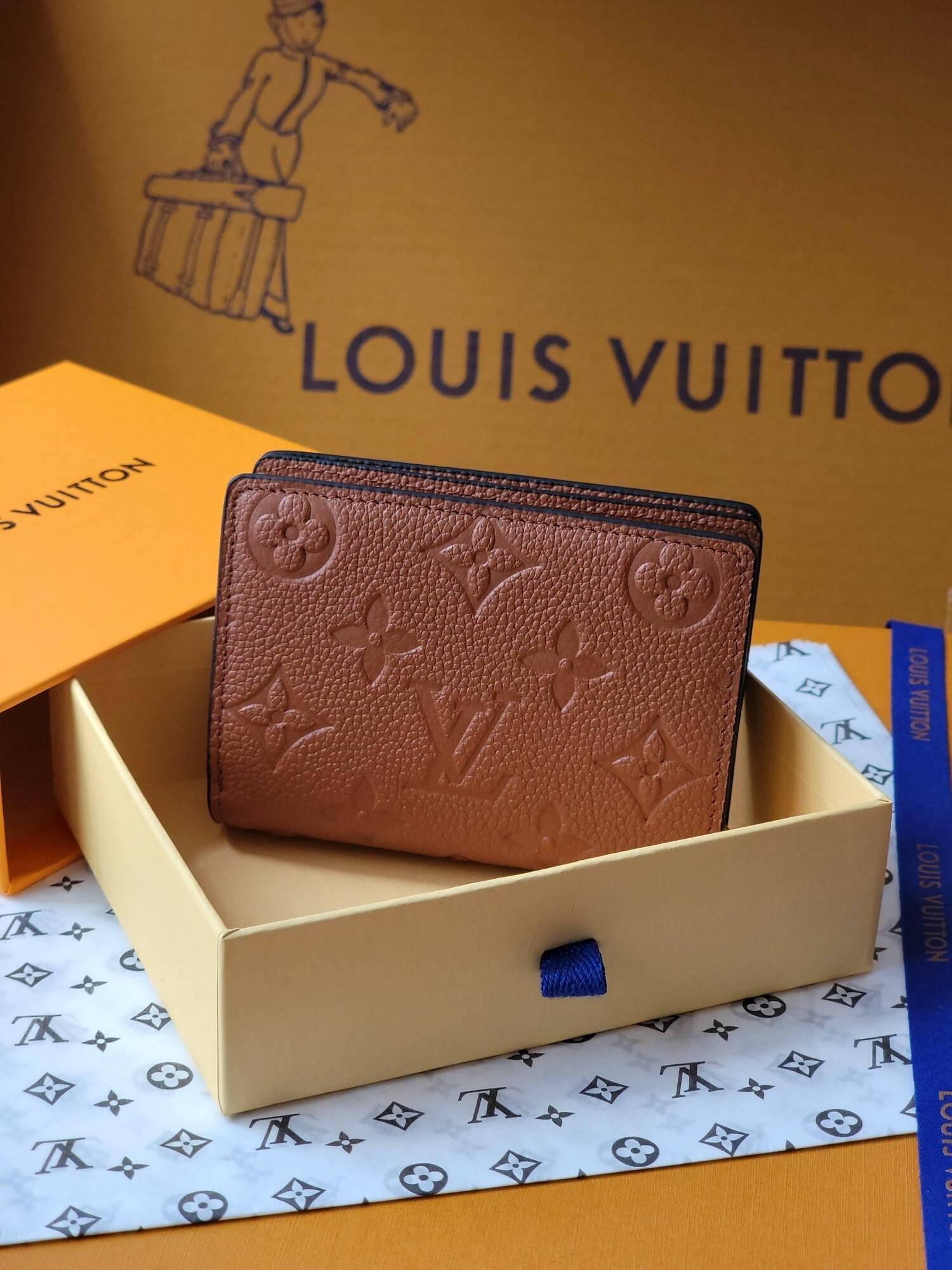 ルイ・ヴィトン（Louis Vuitton） クレア 財布 ブラウン 型押し 商品説明