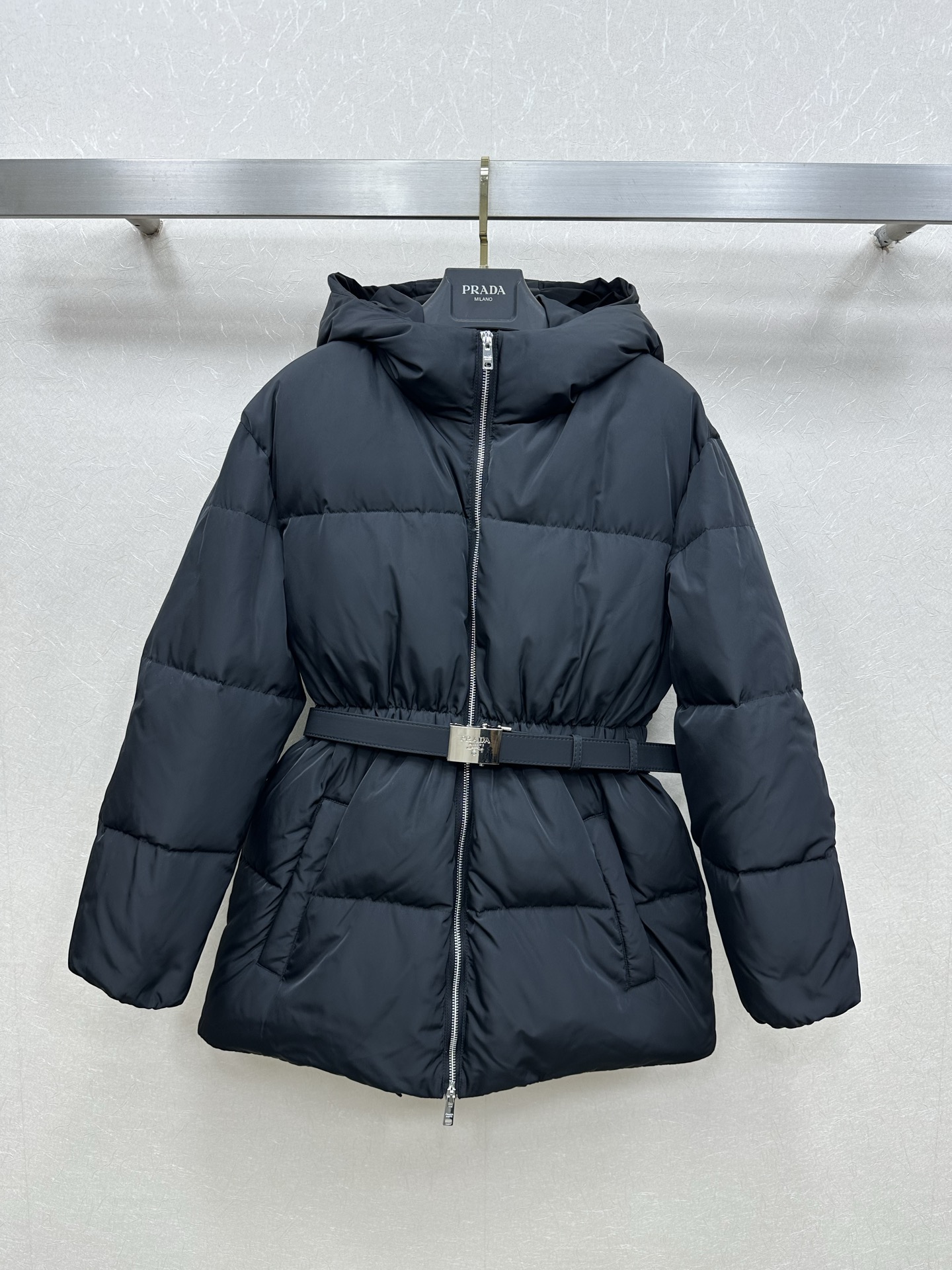 プラダ(PRADA) 25SS秋冬最新作 フード付きウエスト絞りミディアム丈ダウンキルティングコート