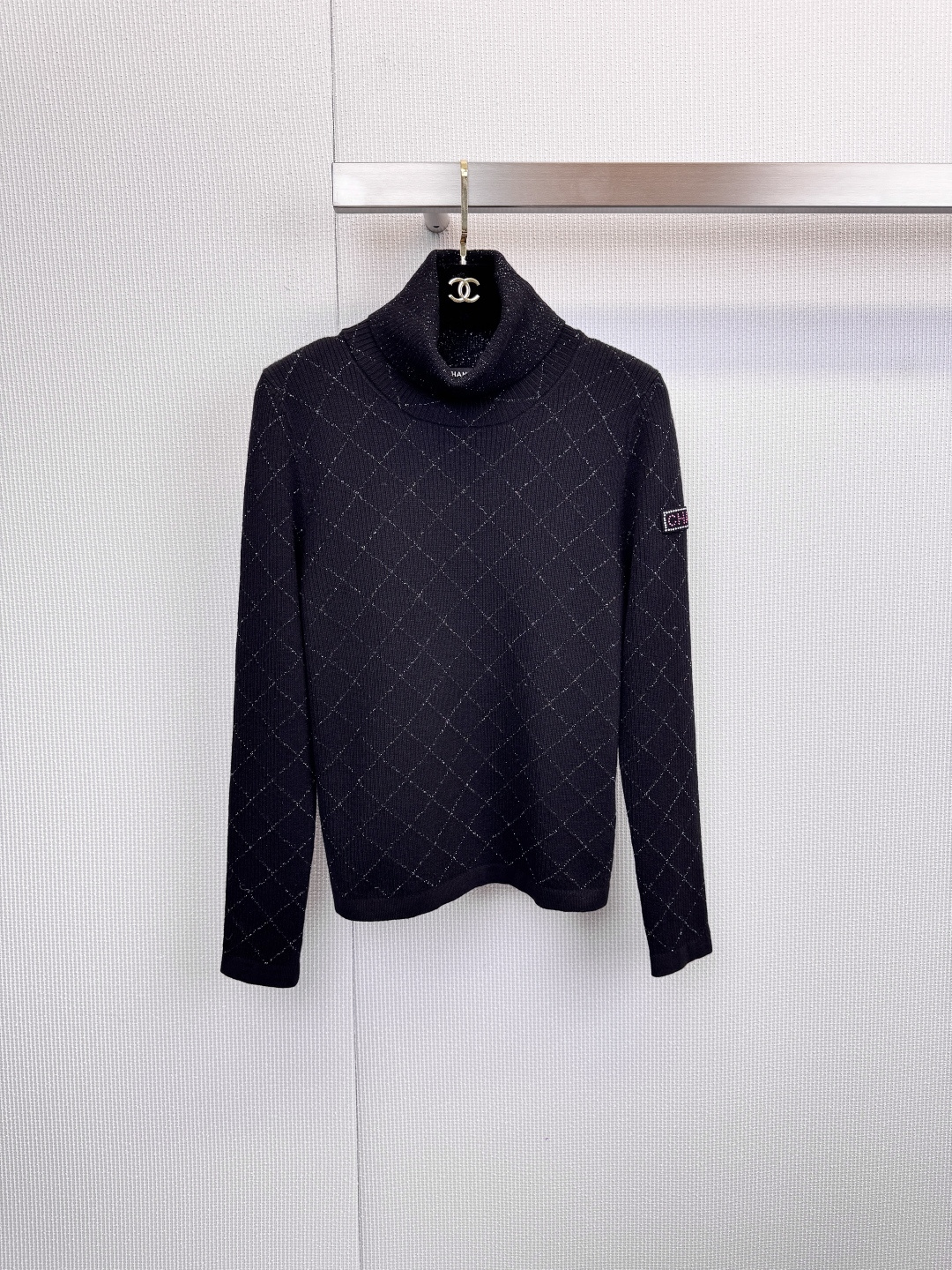 シャネル(CHANEL) ハイネックニットセーター​ ダイヤモンドキルティングが紡ぐ「永遠のエレガンス」——クラシックでありながら現代的な贅沢を纏う一着