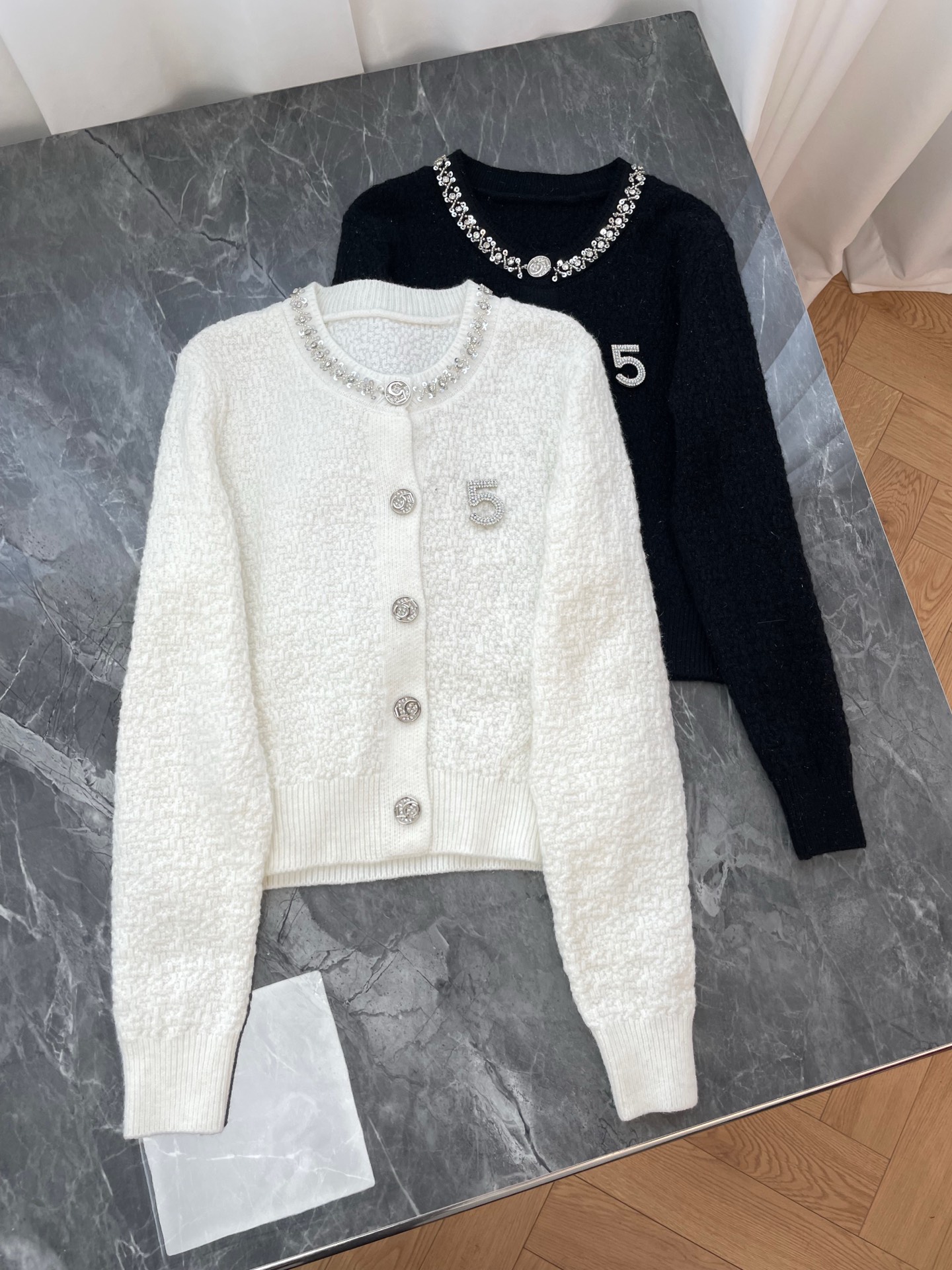 シャネル(CHANEL) 新作 数字5装飾ツイードカーディガン ブラック＆ホワイト