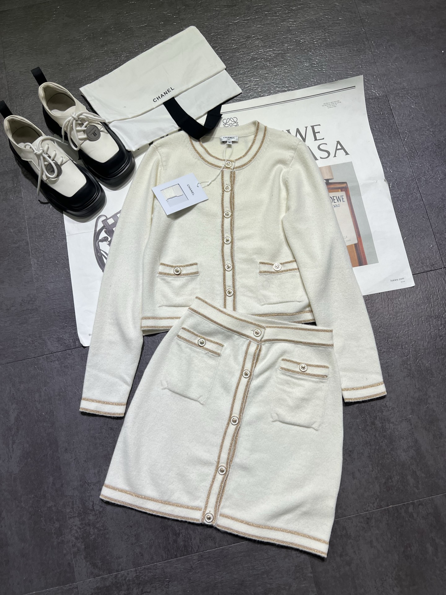 シャネル 26C 人気爆発中！早春限定 ホワイトボタンニットセット