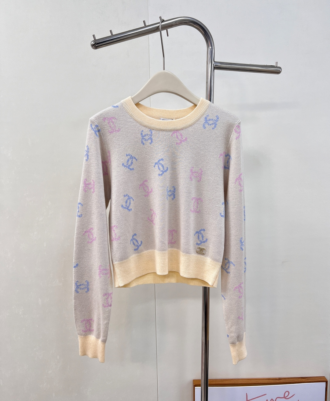 シャネル（CHANEL） 全身ロゴプリント×コントラストカラー プルオーバーニット｜ラフで可愛い「人間シャネル」スタイル