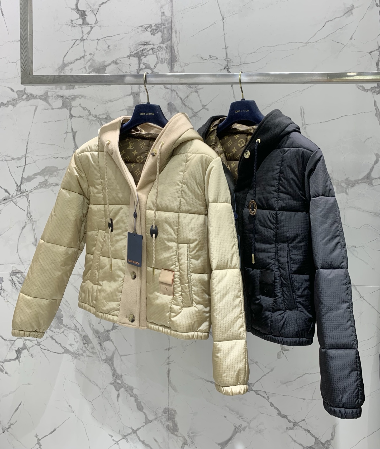 【ルイ・ヴィトン】抗撕裂キルティングフード付きコート（ダウンジャケット）