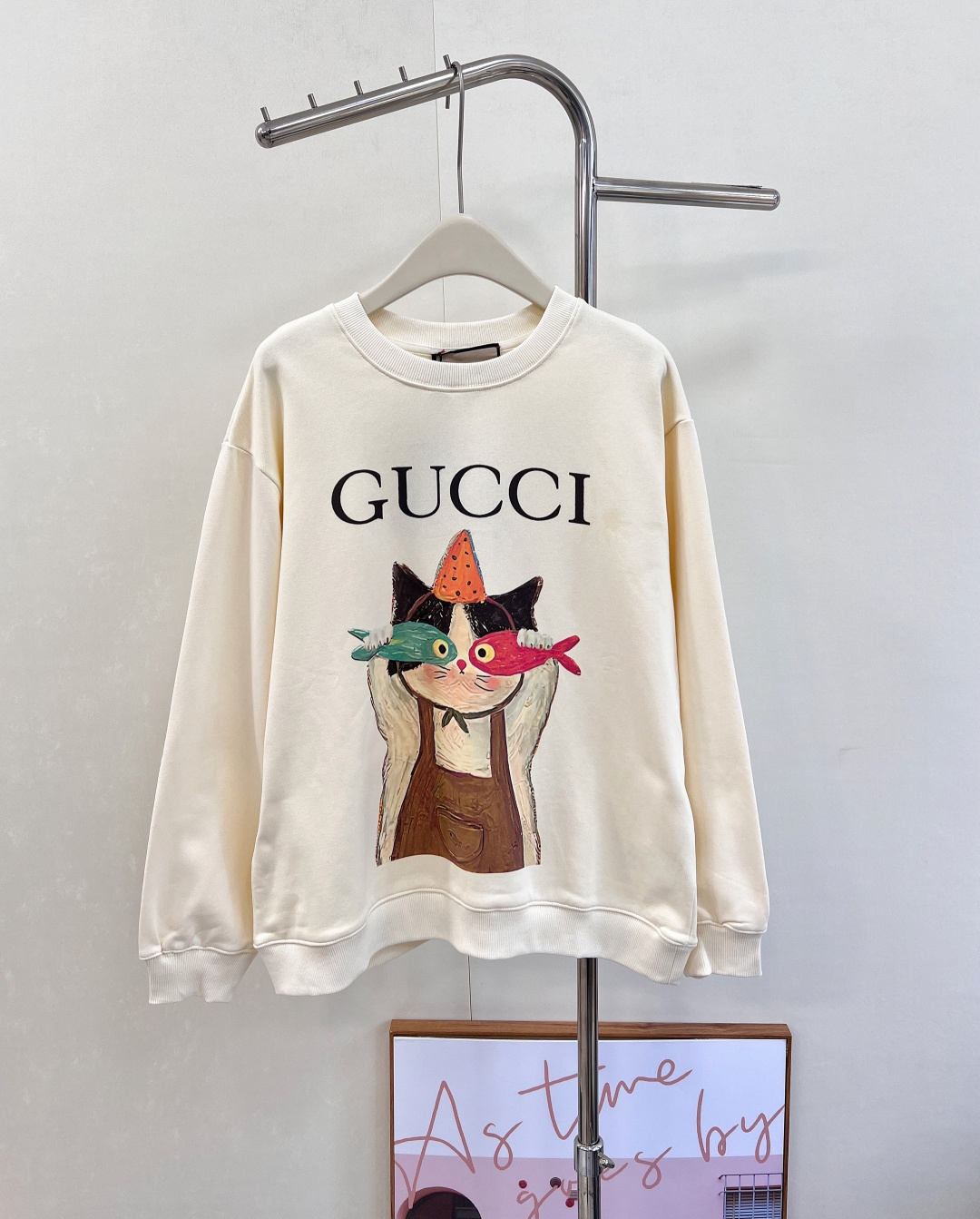 【GUCCI】早秋新作 カートゥーン猫＆魚プリントロゴカラフルクルーネックスウェットシャツ｜減齢アカデミースタイルの万能アイテム