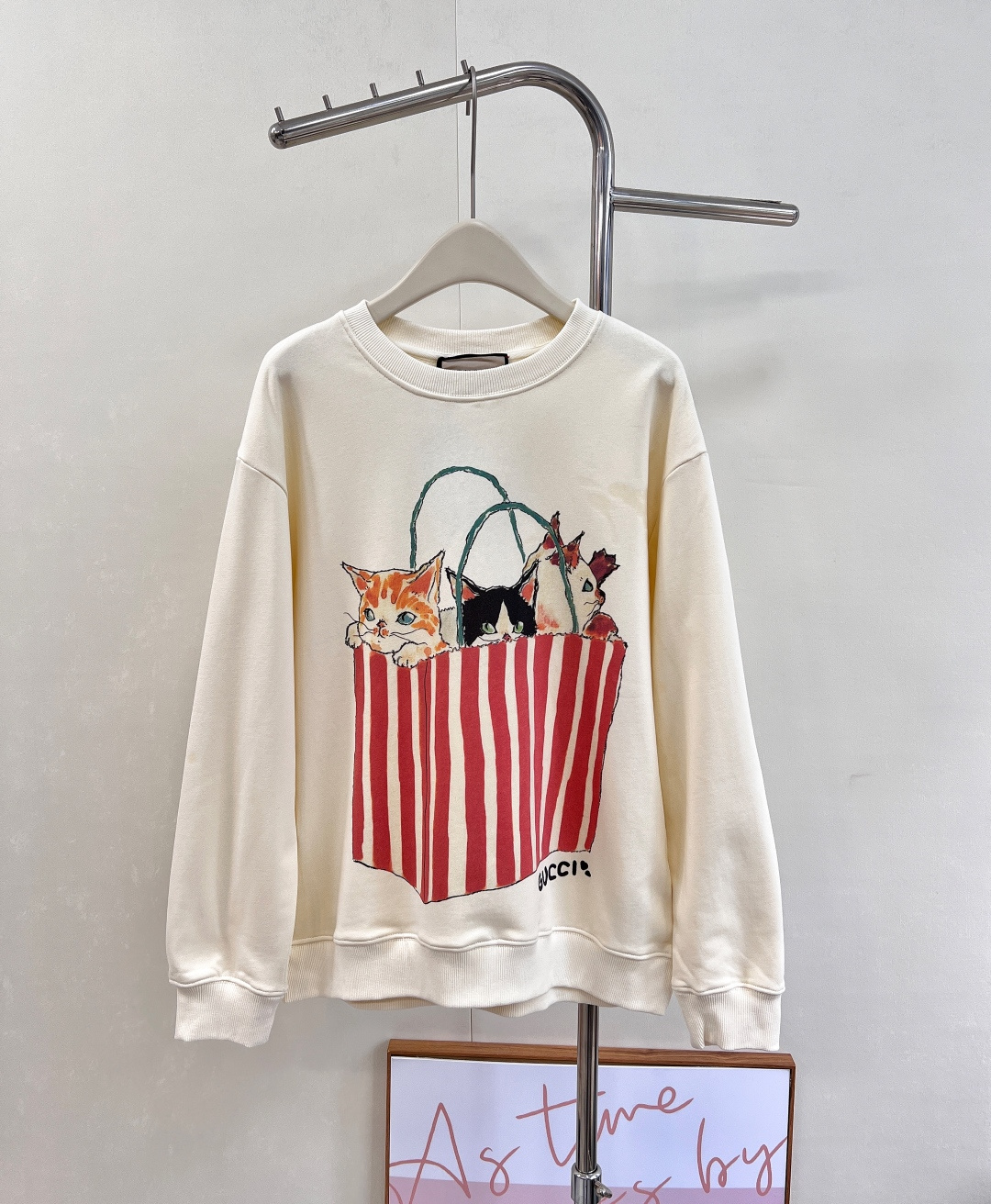 【GUCCI】新作 ポケット猫プリントスウェットシャツ｜今年最も人気の「愛らしさ」と「実用性」を両立