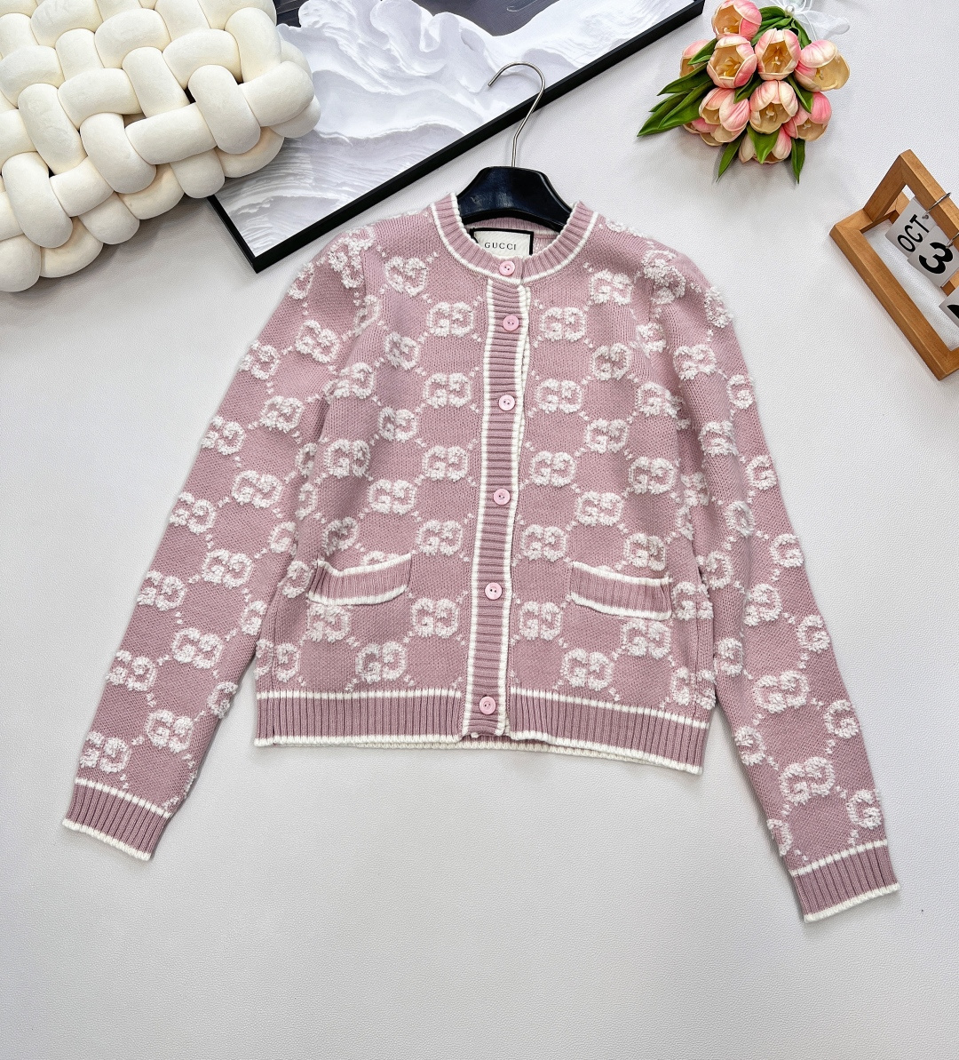 【GUCCI】クラシックGGジャカードニットウールクルーネックカーディガン｜至高の職人技が生む「永遠の定番」​ デザインの魅力：クラシックGGが放つ「一目で上品さが伝わる」エレガンス