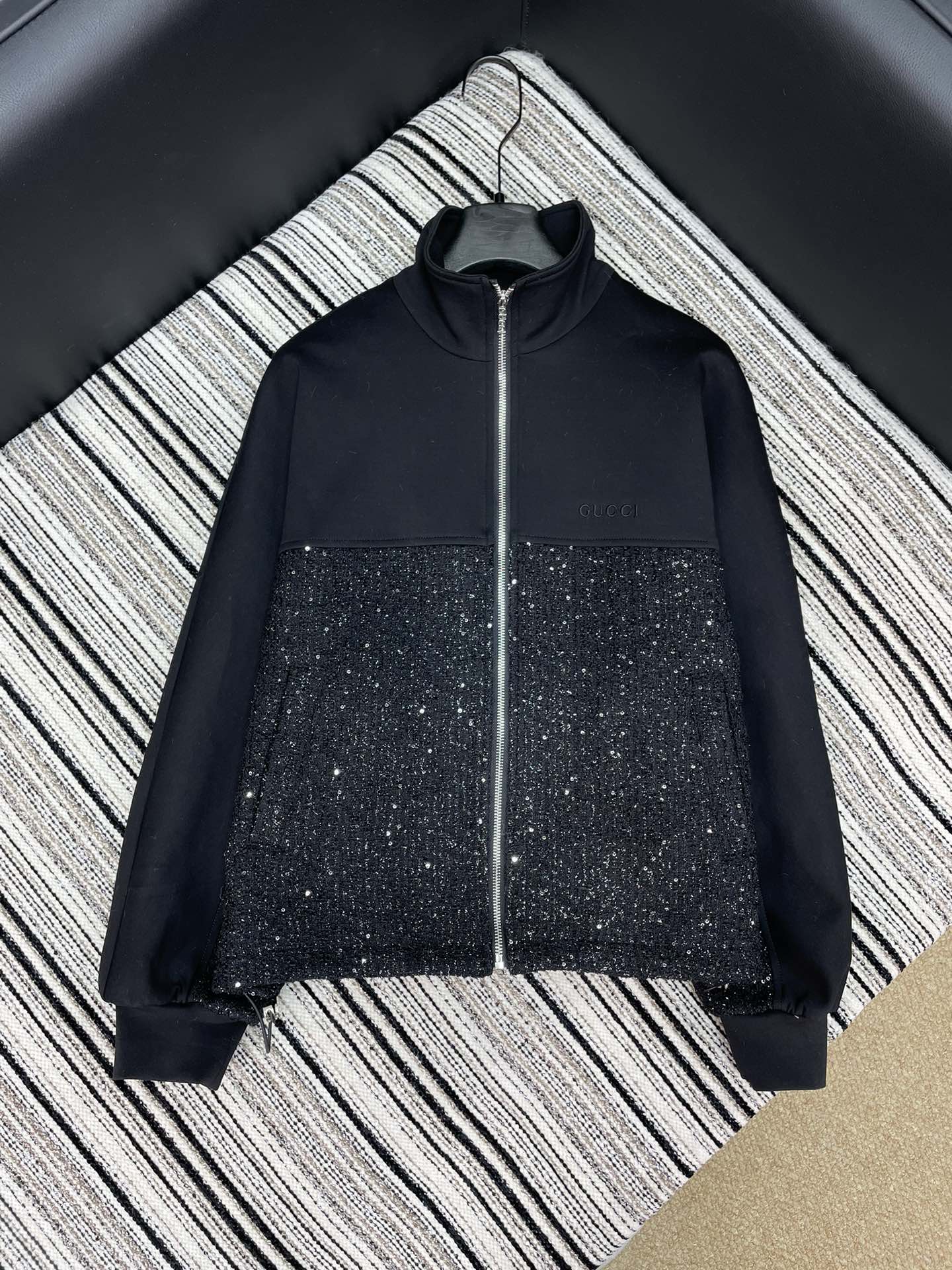 【GUCCI】新作 防風抗皺素材ジャケット｜シャープなシルエットが生む「秋冬の主役級気場」​ デザインの魅力：挺括版型が放つ「一瞬で目立つ存在感」