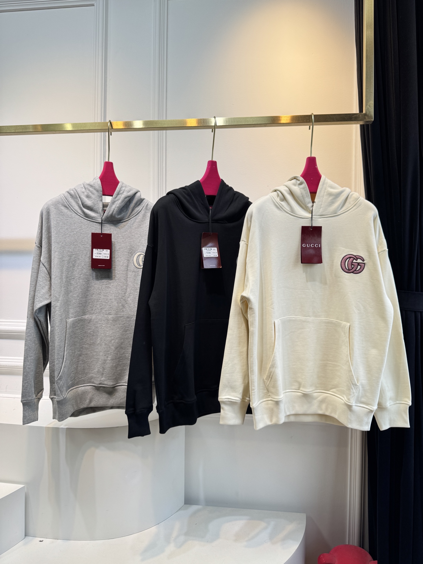 【GUCCI】連帽スウェットシャツ｜高品質コットン生地が生む「肌に優しい快適さ」と「ブランドの象徴美」​ こだわりの素材：肌触りと実用性を両立した「高品質コットン」