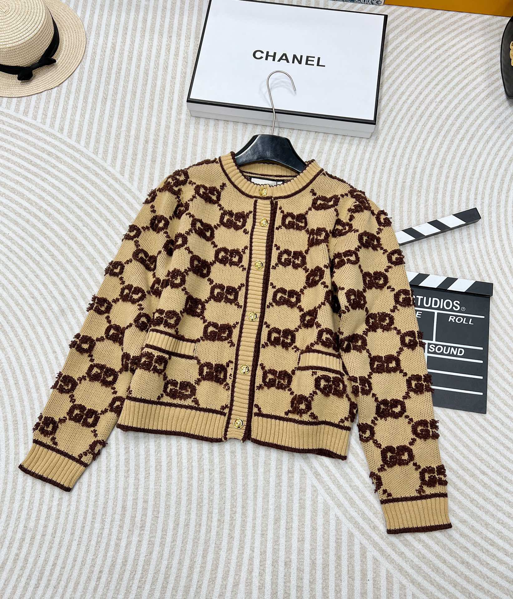 【GUCCI】クラシックGGジャカードニットウールクルーネックカーディガン｜ドイツ製機械が生む「永遠の定番」と「肉眼で見える繊細さ」