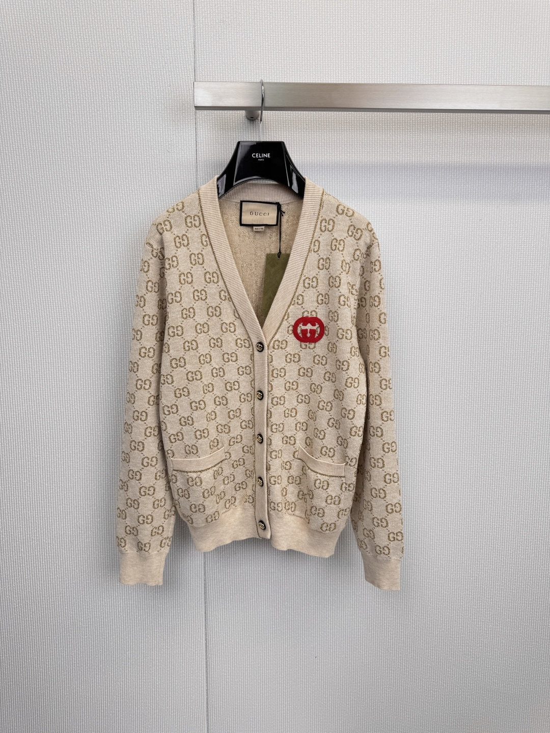 【GUCCI（グッチ）最新作】ヴィンテージ風リーダー・ダブルフェイスニットカーディガン —— 今年の秋冬を彩る「王炸（最強）」アイテム ——