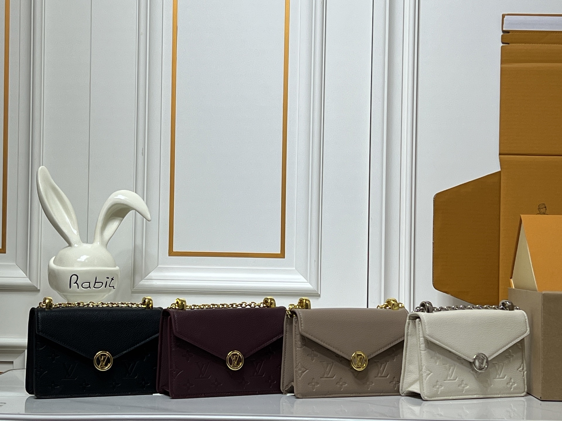 【LOUIS VUITTON（ルイ・ヴィトン）Portefeuille chaîne Rosy チェーンウォレット】 —— モノグラム・アンプレントシリーズに現代的な息吹を加えた「ファッションと実用性の両立」——