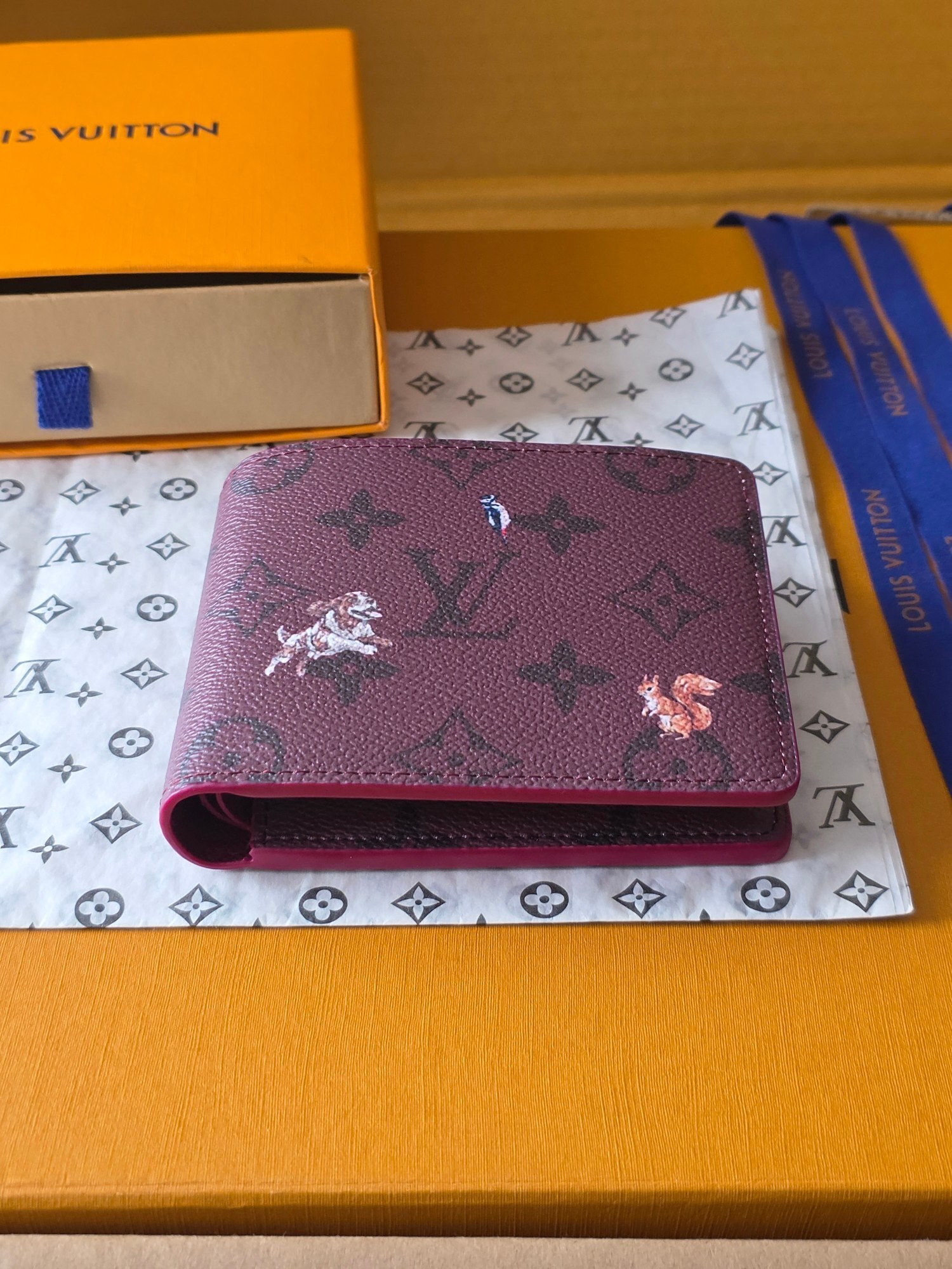 【LOUIS VUITTON（ルイ・ヴィトン）MULTIPLE ウォレット】 —— モノグラム・フォレストが織りなす「森の動物たちと田園の物語」——