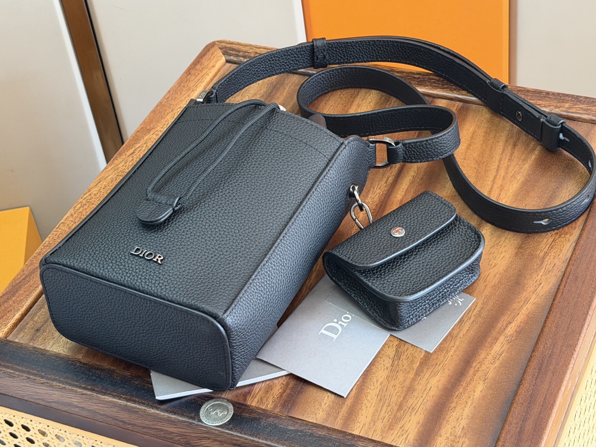 【DIOR（ディオール）2025年秋冬メンズコレクション新作 バケットバッグ】 —— ミニサイズで叶える「機能美とエレガンスの融合」——