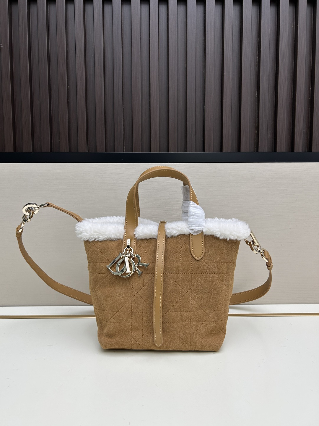 【DIOR（ディオール）Toujours シリーズ 縦型ハンドバッグ】 —— ベージュミルクカーフレザーと特大カンバセラージュが織りなす「ファッションと実用性の共生」——