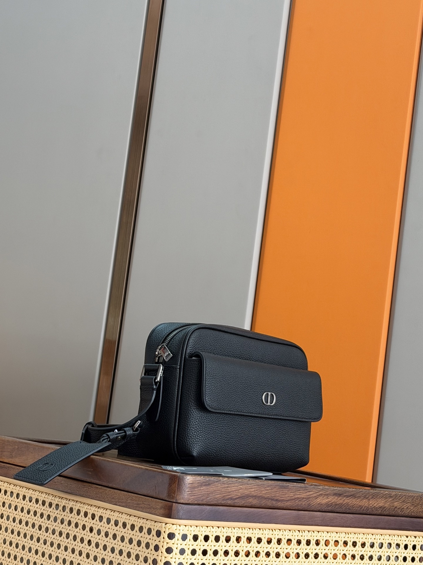 【DIOR（ディオール）CDアイコン ジッパーメッセンジャーバッグ】 —— 2025年冬メンズコレクション新作「シンプルさと機能美が融合したCDアイコンの新次代」——