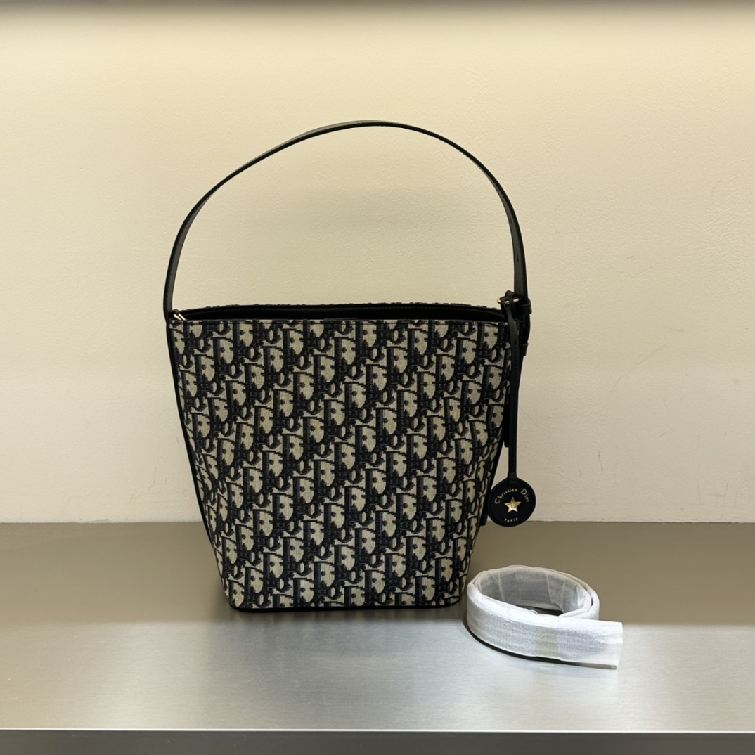 【DIOR（ディオール）Star Bucket シリーズ バケツバッグ】 —— オブリーク老花と柔らかなシルエットが織りなす「休暇を彩る実用美バケツバッグ」——