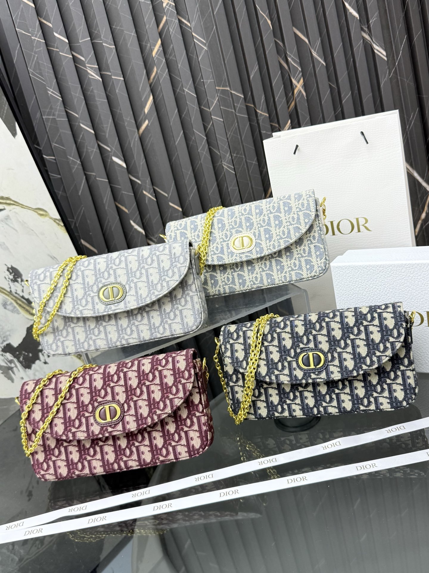 【DIOR（ディオール）2025年秋冬最新作 3in1 クロスボディバッグ】 —— オブリーク老花と3in1デザインが織りなす「毎日使いたくなる小さな幸せ」——