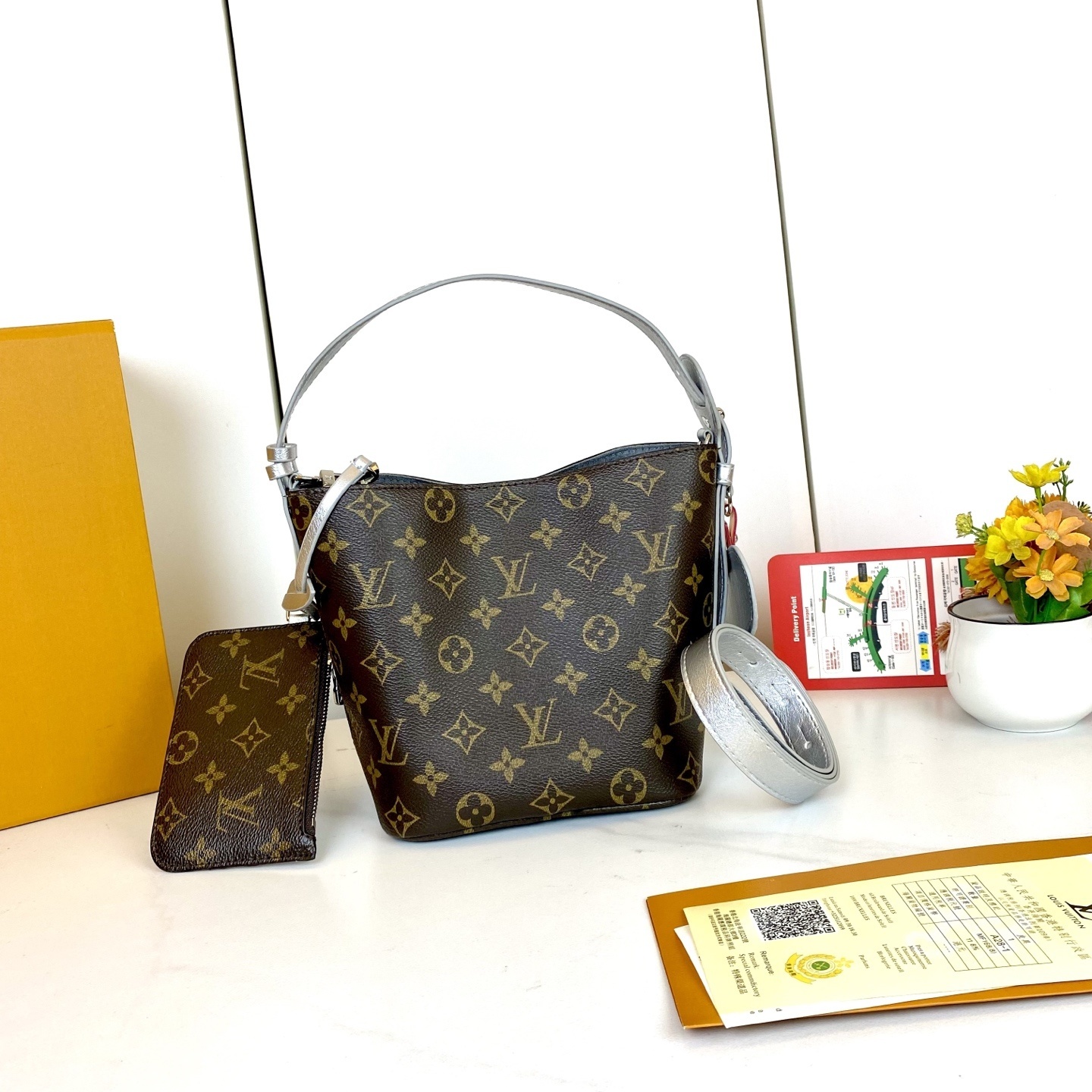 ルイ・ヴィトン】All InBB Xph 手袋｜モノグラム（老花）キャンバス×光沢メタルパーツ 象徴的パドラッグ＆ネームプレート 折りたたみ可能 16cmコンパクト 長さ調節ショルダー付き