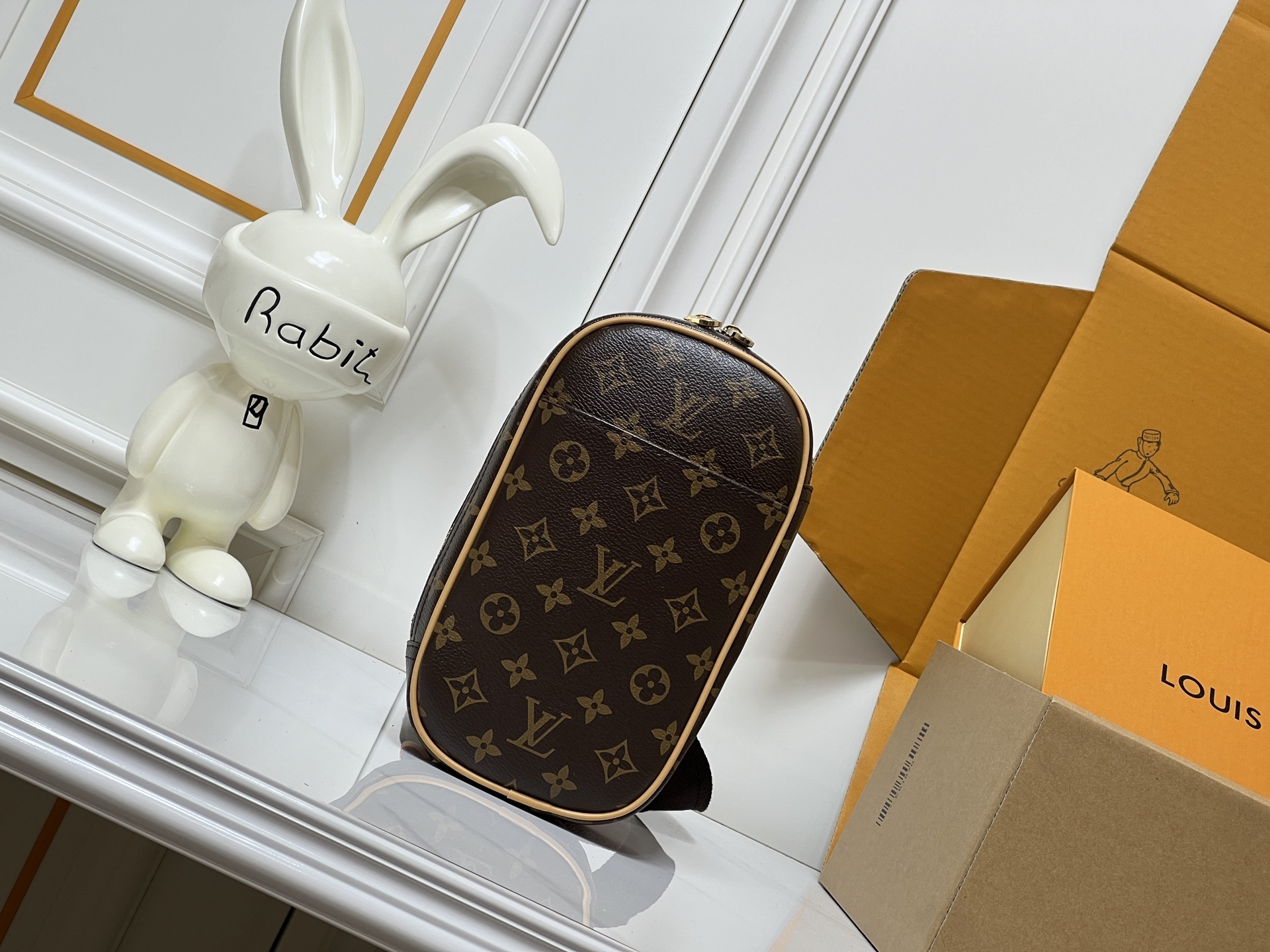 ルイ・ヴィトン】Geronimos（ヘロニモス） ユニセックス ハンドバッグ｜モノグラムキャンバス製 男女兼用 胸元・斜め掛け・ウエスト巻き対応 13×23×5cm 調節可能ショルダー付き